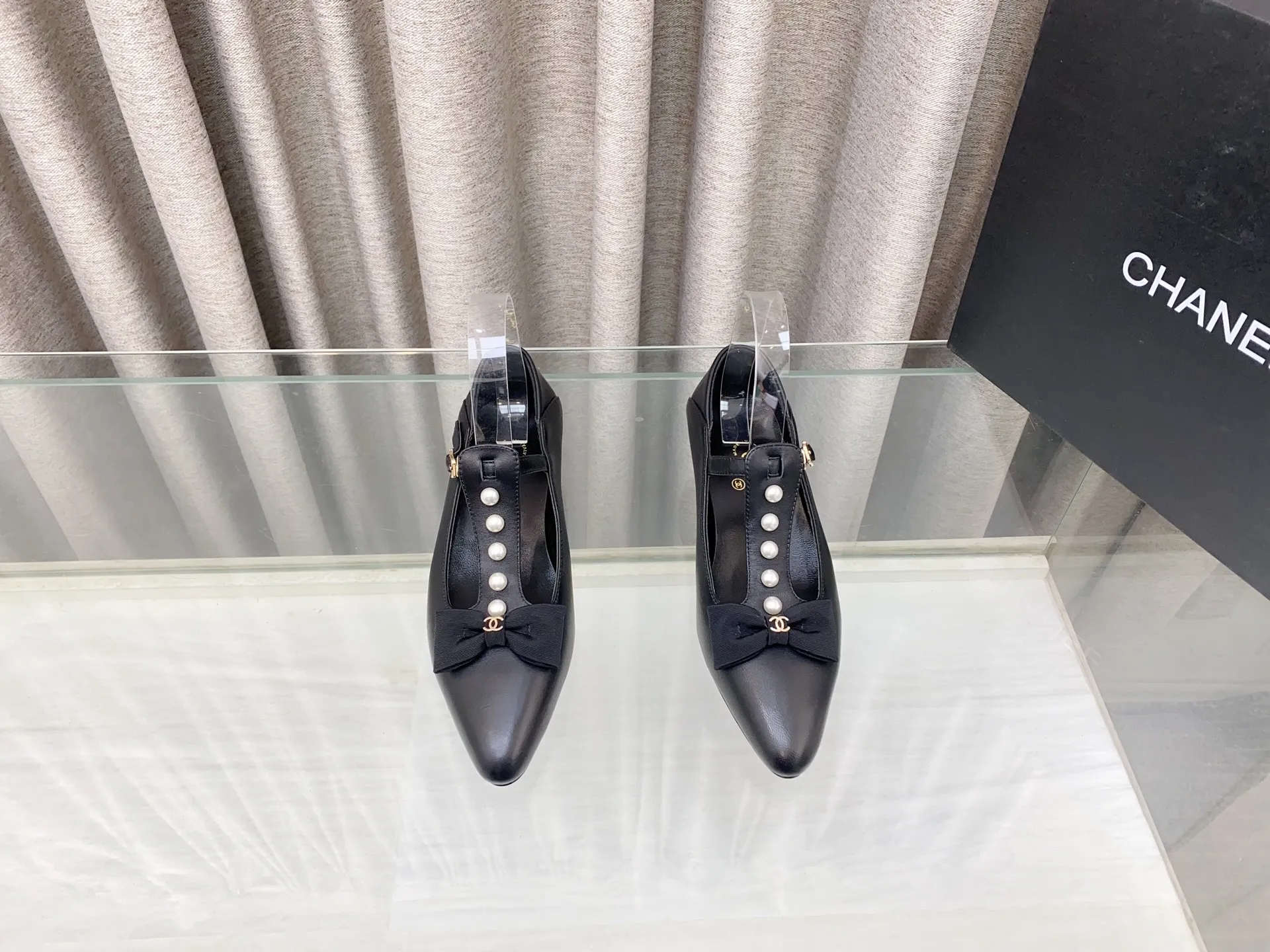 👟👟Ex-factory price 620👟👟 25Ss new spring and summer Chanel small fragrant pearl bow Mary Jane shoes. The cute bow decoration is playful and elegant ~ the upper is decorated with pearls, full of exquisiteness, and you can walk properly and beautifully! It's 100% sweet and so beautiful that you can't take your eyes away. It's comfortable and not tiring for your feet. It lengthens your leg lines! Have beauty and wear it with your own style and attitude! Upper: Lambskin Lining: Lambskin lining Sole: Italian genuine leather sole Size: 35-39 (40, 41 customizations are not returnable)